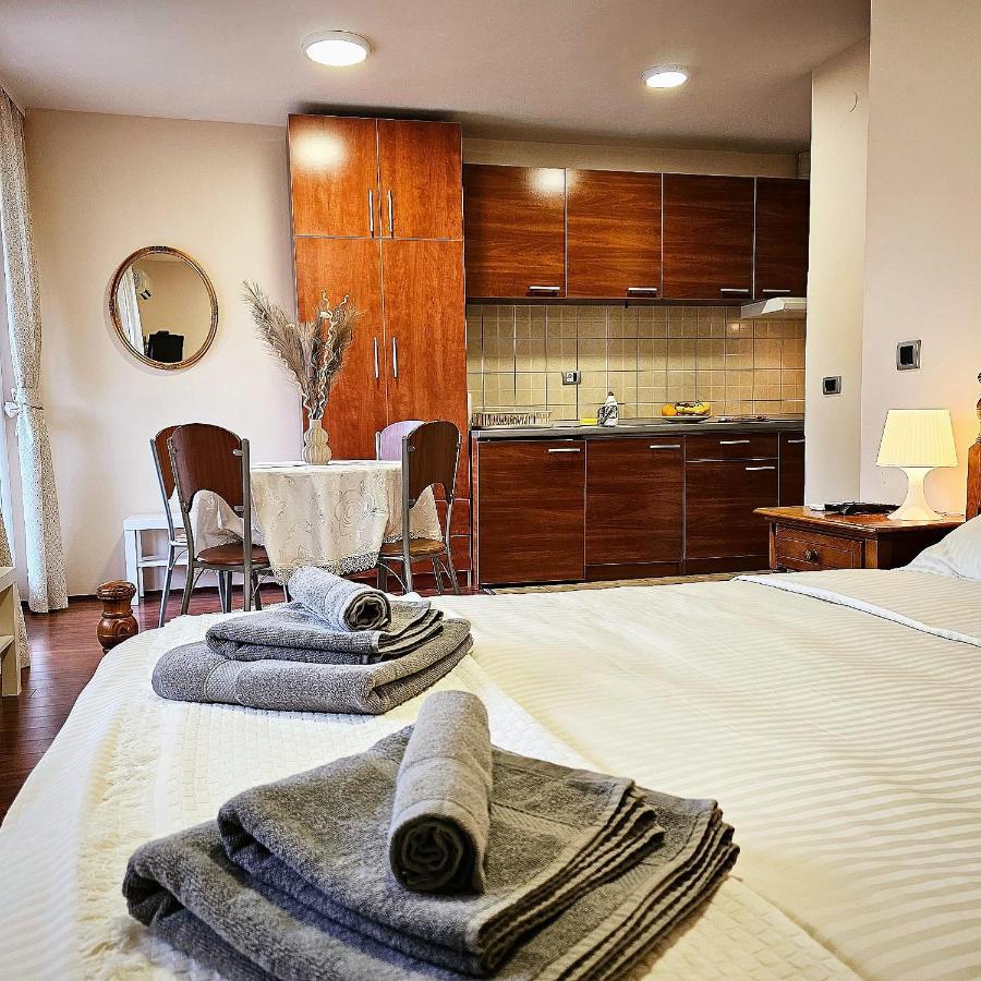 Trio Apartment *