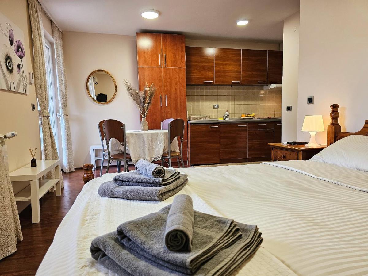Trio Apartment *